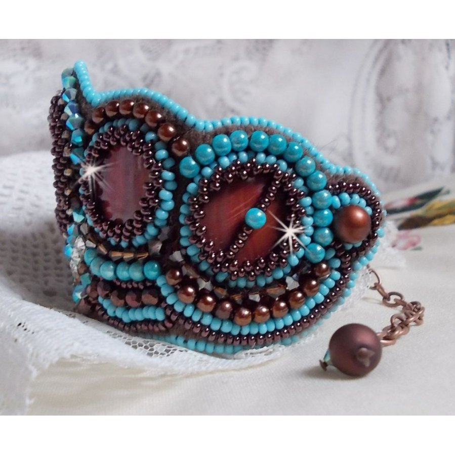 Pulseira Haute-Couture Turquoise bordada com disco madrepérola em mogno, cristais Swarovski, facetas de vidro boémio e rocailles