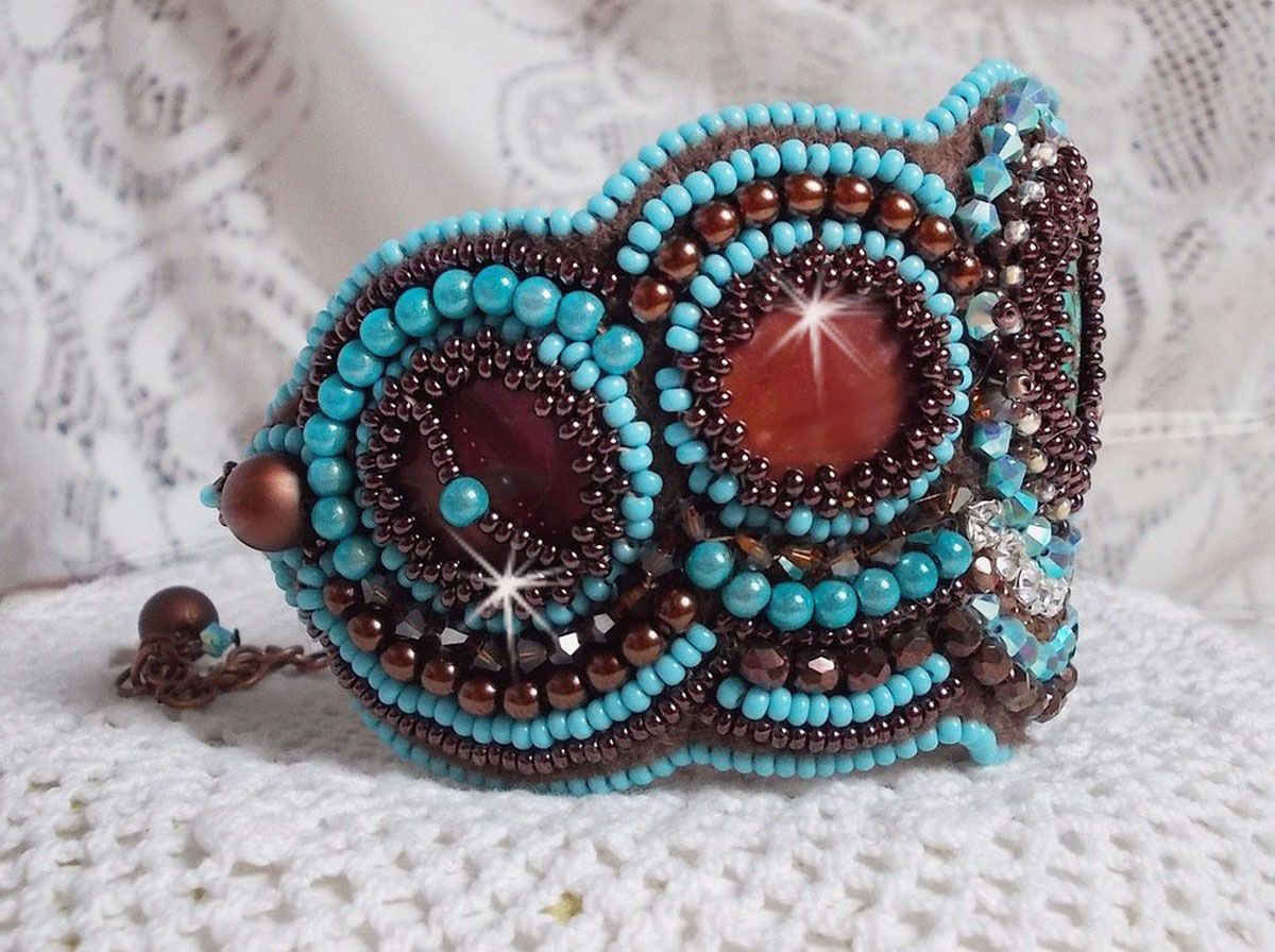 Pulseira Haute-Couture Turquoise bordada com disco madrepérola em mogno, cristais Swarovski, facetas de vidro boémio e rocailles