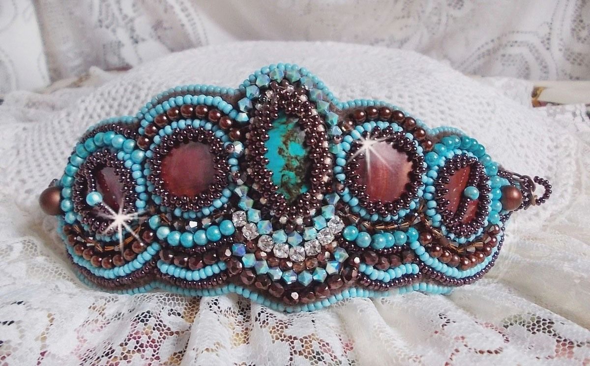 Pulseira Haute-Couture Turquoise bordada com disco madrepérola em mogno, cristais Swarovski, facetas de vidro boémio e rocailles