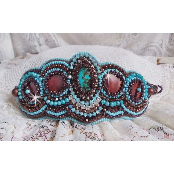 Pulseira Haute-Couture Turquoise bordada com disco madrepérola em mogno, cristais Swarovski, facetas de vidro boémio e rocailles