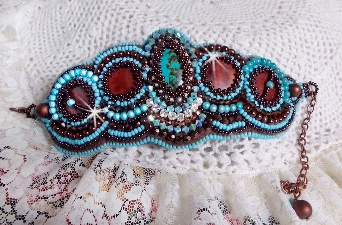 Pulseira Haute-Couture Turquoise bordada com disco madrepérola em mogno, cristais Swarovski, facetas de vidro boémio e rocailles