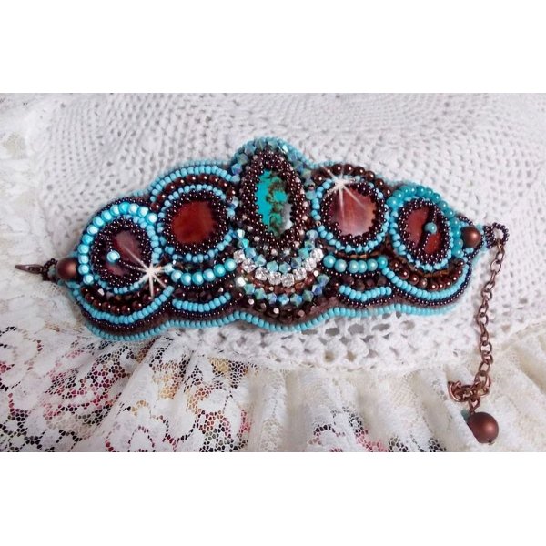 Pulseira Haute-Couture Turquoise bordada com disco madrepérola em mogno, cristais Swarovski, facetas de vidro boémio e rocailles