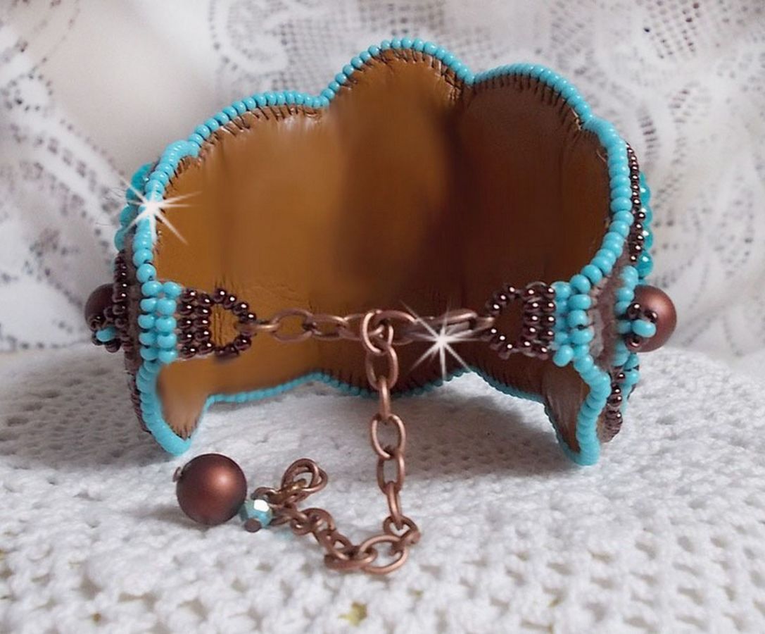 Pulseira Haute-Couture Turquoise bordada com disco madrepérola em mogno, cristais Swarovski, facetas de vidro boémio e rocailles