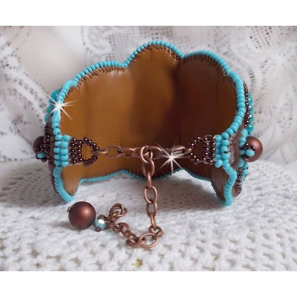 Pulseira Haute-Couture Turquoise bordada com disco madrep&eacute;rola em mogno, cristais Swarovski, facetas de vidro bo&eacute;mio e rocailles