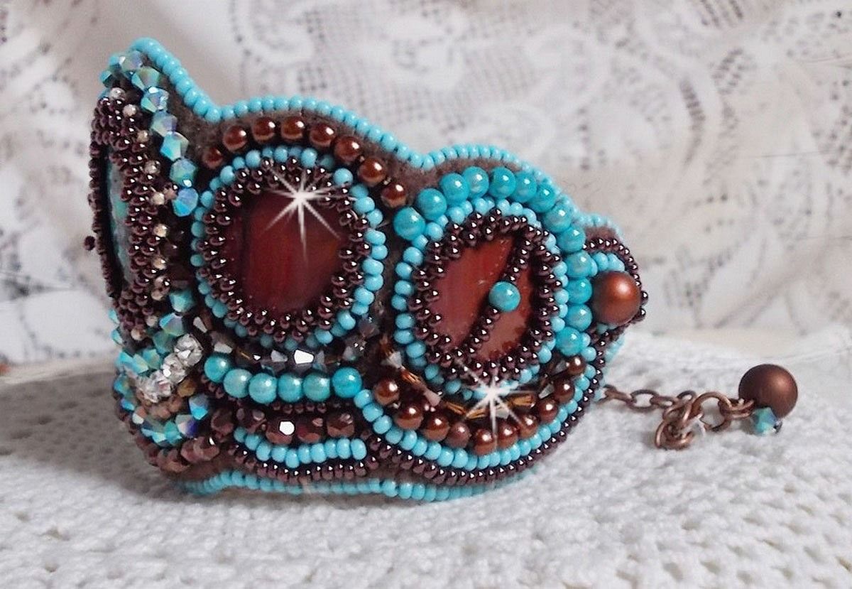 Pulseira Haute-Couture Turquoise bordada com disco madrepérola em mogno, cristais Swarovski, facetas de vidro boémio e rocailles