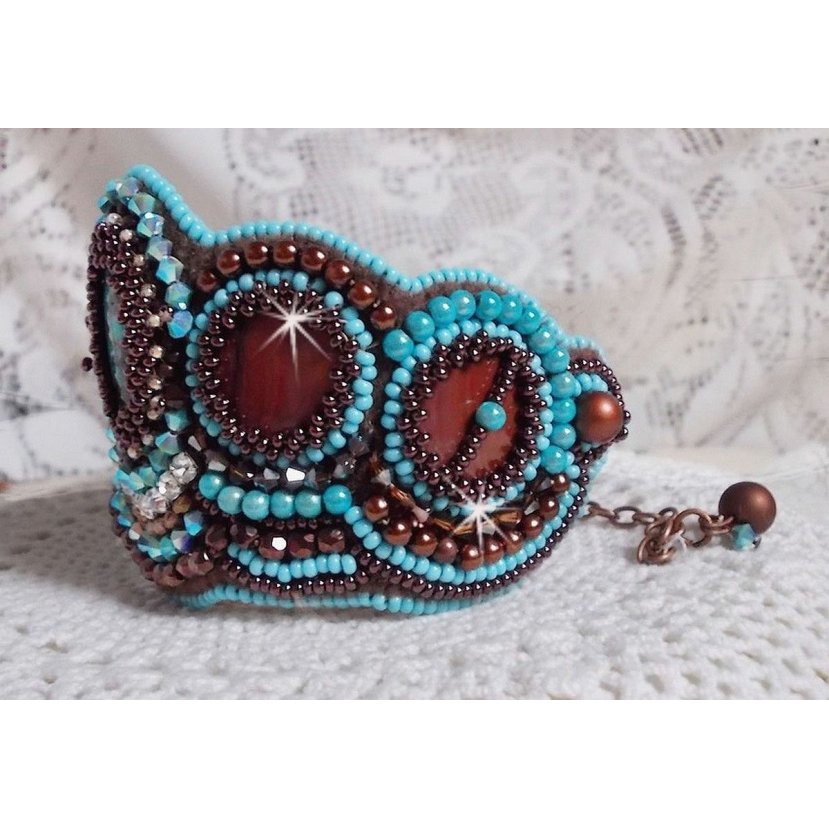 Pulseira Haute-Couture Turquoise bordada com disco madrepérola em mogno, cristais Swarovski, facetas de vidro boémio e rocailles
