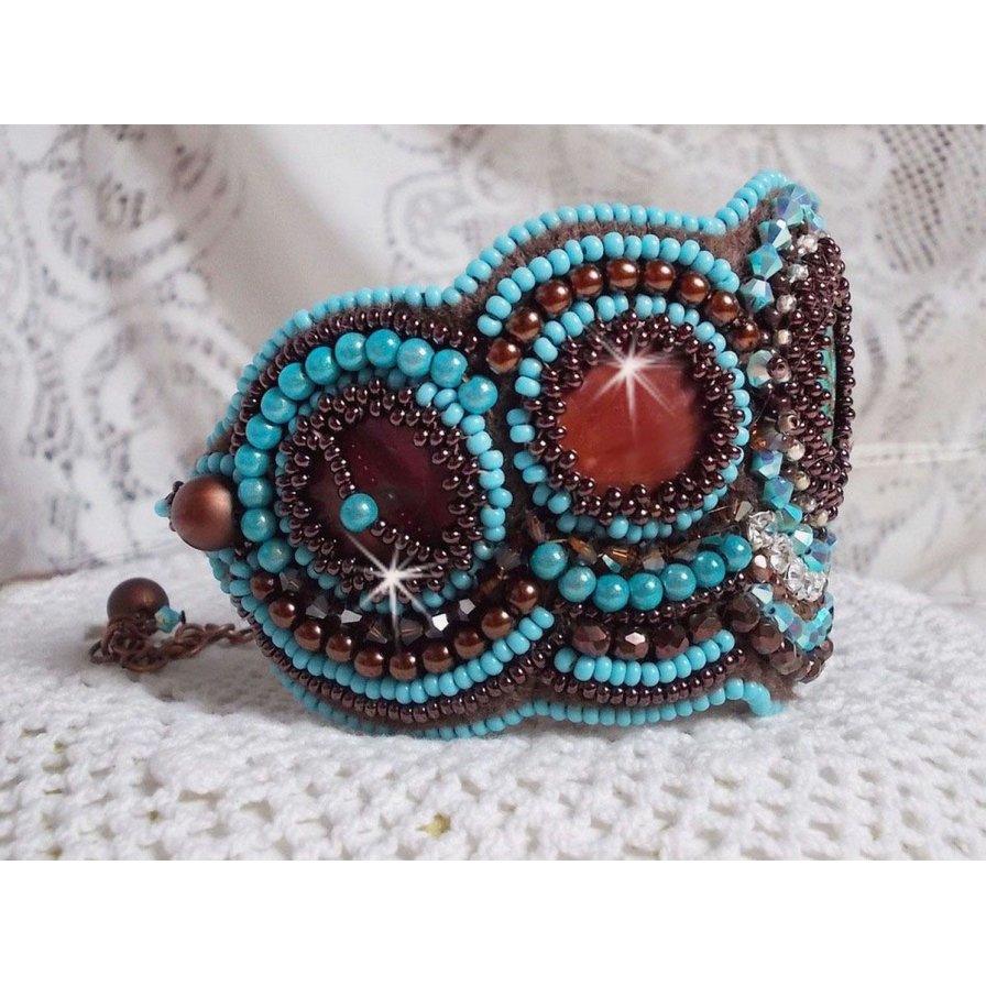 Pulseira Haute-Couture Turquoise bordada com disco madrepérola em mogno, cristais Swarovski, facetas de vidro boémio e rocailles