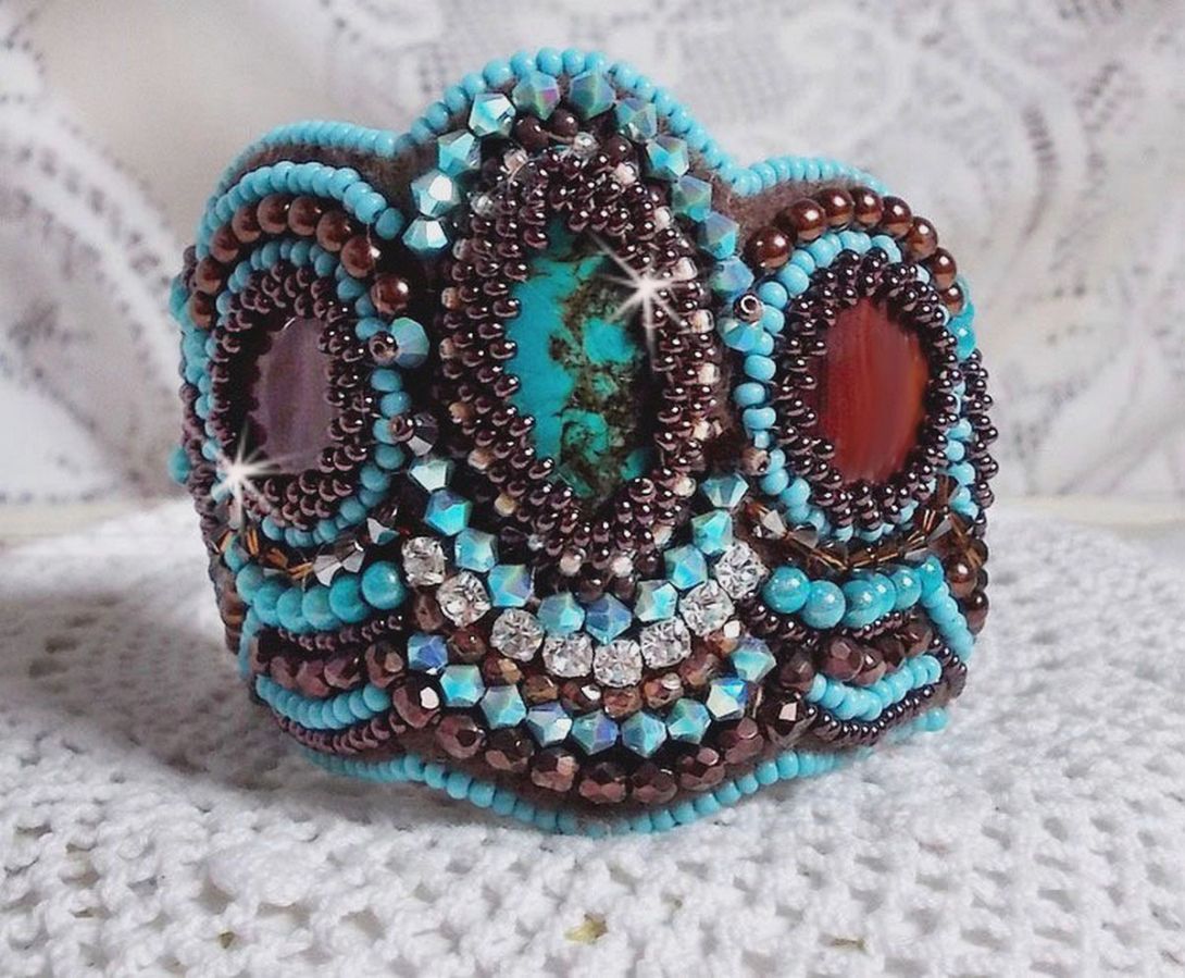 Pulseira Haute-Couture Turquoise bordada com disco madrepérola em mogno, cristais Swarovski, facetas de vidro boémio e rocailles