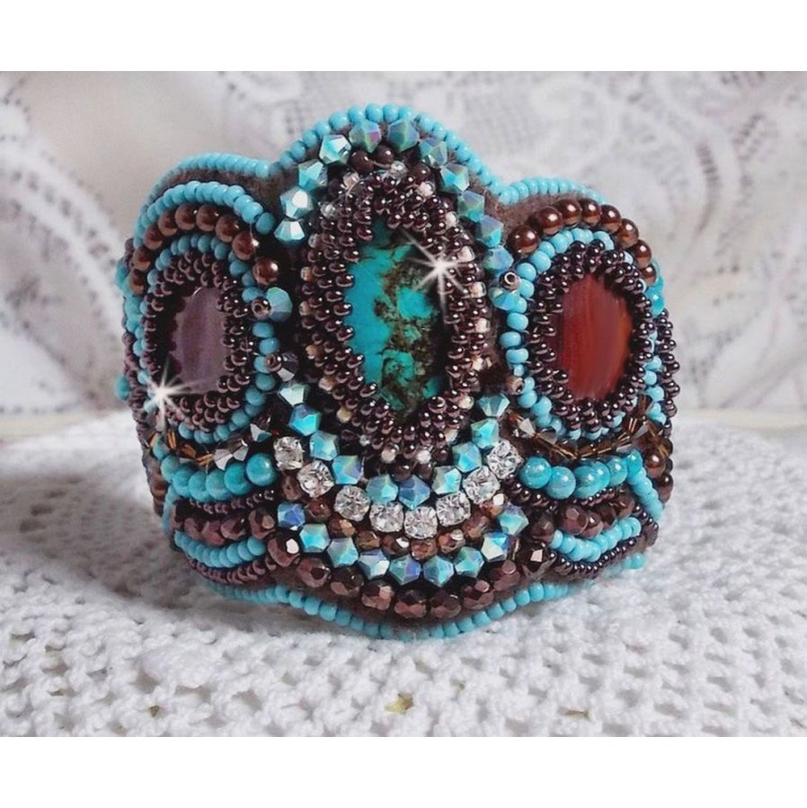Pulseira Haute-Couture Turquoise bordada com disco madrepérola em mogno, cristais Swarovski, facetas de vidro boémio e rocailles