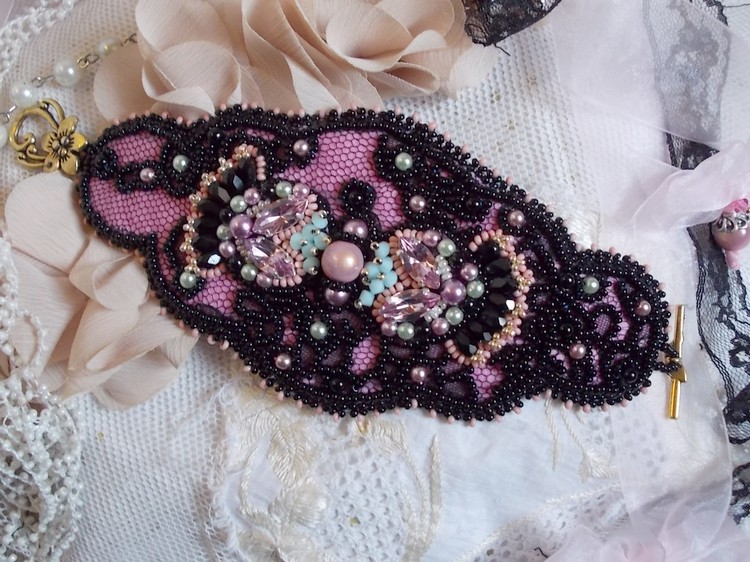 Pulseira de punho de marquesa bordada com cristais Swarovski, renda preta antiga de 1950, p&eacute;rolas de &aacute;gua doce e p&eacute;rolas de sementes