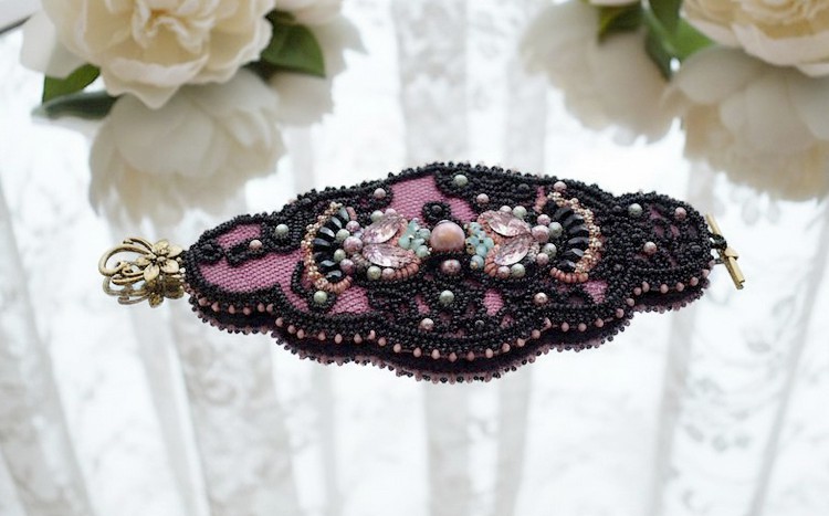 Pulseira de punho de marquesa bordada com cristais Swarovski, renda preta antiga de 1950, p&eacute;rolas de &aacute;gua doce e p&eacute;rolas de sementes