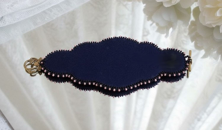 Pulseira de punho de marquesa bordada com cristais Swarovski, renda preta antiga de 1950, p&eacute;rolas de &aacute;gua doce e p&eacute;rolas de sementes