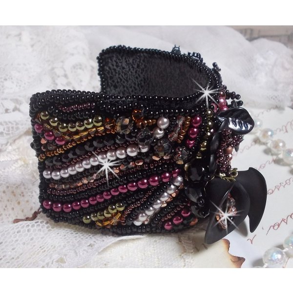 Bracelet manchette Midnight Daisy, rien que des perles nacr&eacute;es et des fleurs.