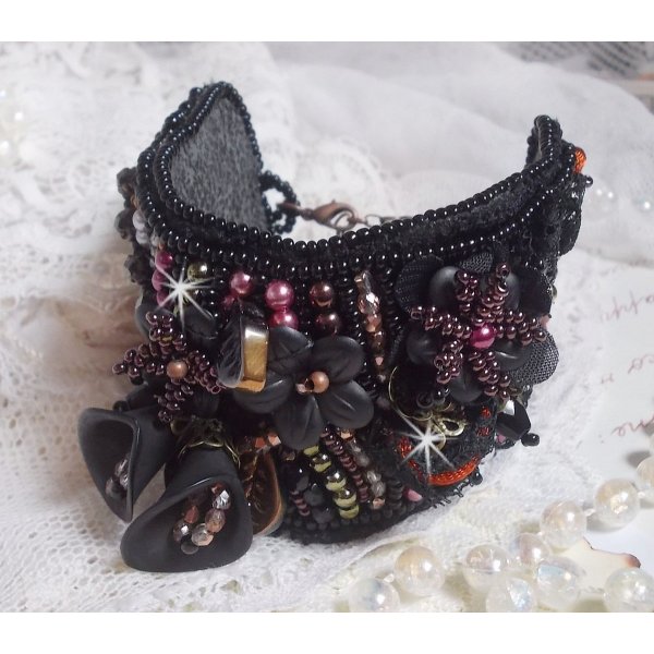 Bracelet manchette Midnight Daisy, rien que des perles nacr&eacute;es et des fleurs.