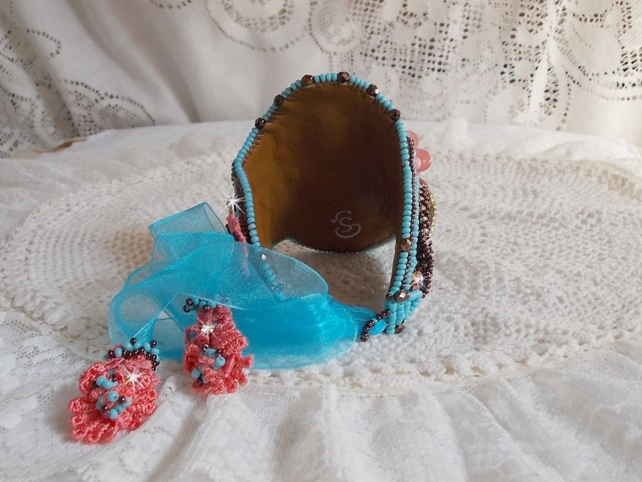 Pulseira Naïade Haute-Couture bordada com cabochons turquesa, uma renda rosa muito antiga, pérolas de pedra preciosa: Coral Light e pérolas de semente 