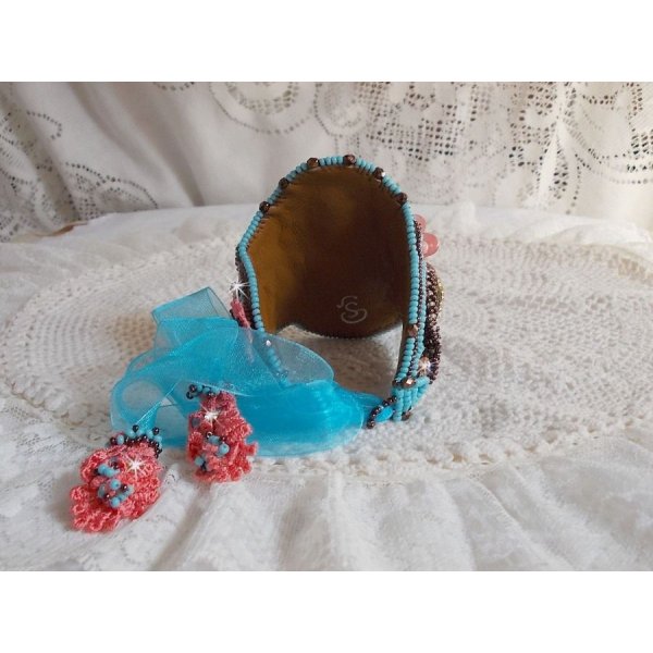Pulseira Naïade Haute-Couture bordada com cabochons turquesa, uma renda rosa muito antiga, pérolas de pedra preciosa: Coral Light e pérolas de semente 