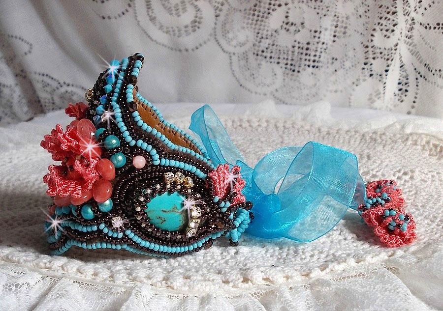 Pulseira Naïade Haute-Couture bordada com cabochons turquesa, uma renda rosa muito antiga, pérolas de pedra preciosa: Coral Light e pérolas de semente 