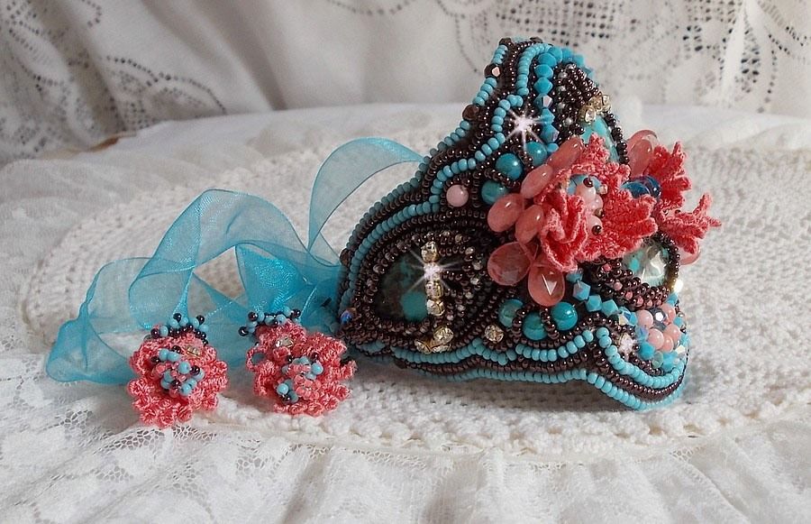 Pulseira Naïade Haute-Couture bordada com cabochons turquesa, uma renda rosa muito antiga, pérolas de pedra preciosa: Coral Light e pérolas de semente 