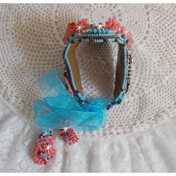 Pulseira Na&iuml;ade Haute-Couture bordada com cabochons turquesa, uma renda rosa muito antiga, p&eacute;rolas de pedra preciosa: Coral Light e p&eacute;rolas de semente 