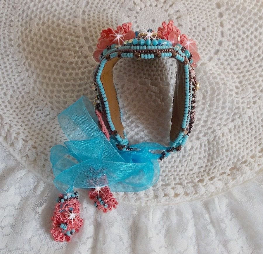 Pulseira Naïade Haute-Couture bordada com cabochons turquesa, uma renda rosa muito antiga, pérolas de pedra preciosa: Coral Light e pérolas de semente 