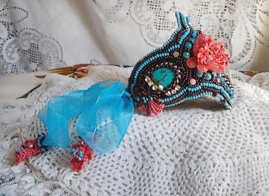 Pulseira Naïade Haute-Couture bordada com cabochons turquesa, uma renda rosa muito antiga, pérolas de pedra preciosa: Coral Light e pérolas de semente 