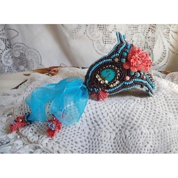 Pulseira Naïade Haute-Couture bordada com cabochons turquesa, uma renda rosa muito antiga, pérolas de pedra preciosa: Coral Light e pérolas de semente 