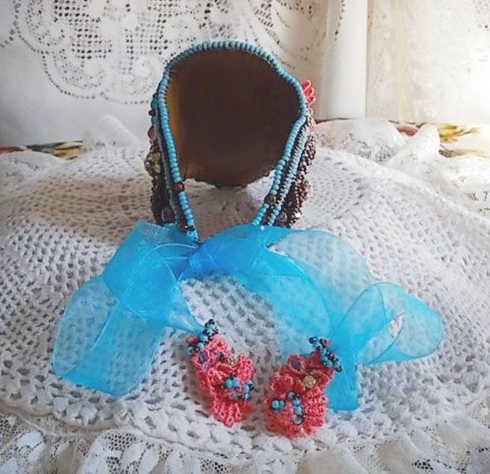 Pulseira Naïade Haute-Couture bordada com cabochons turquesa, uma renda rosa muito antiga, pérolas de pedra preciosa: Coral Light e pérolas de semente 