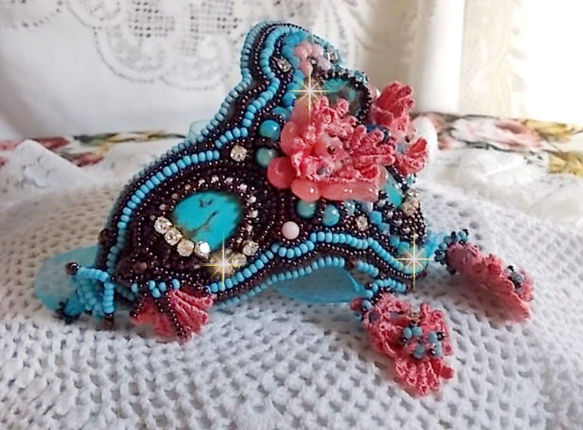 Pulseira Naïade Haute-Couture bordada com cabochons turquesa, uma renda rosa muito antiga, pérolas de pedra preciosa: Coral Light e pérolas de semente 