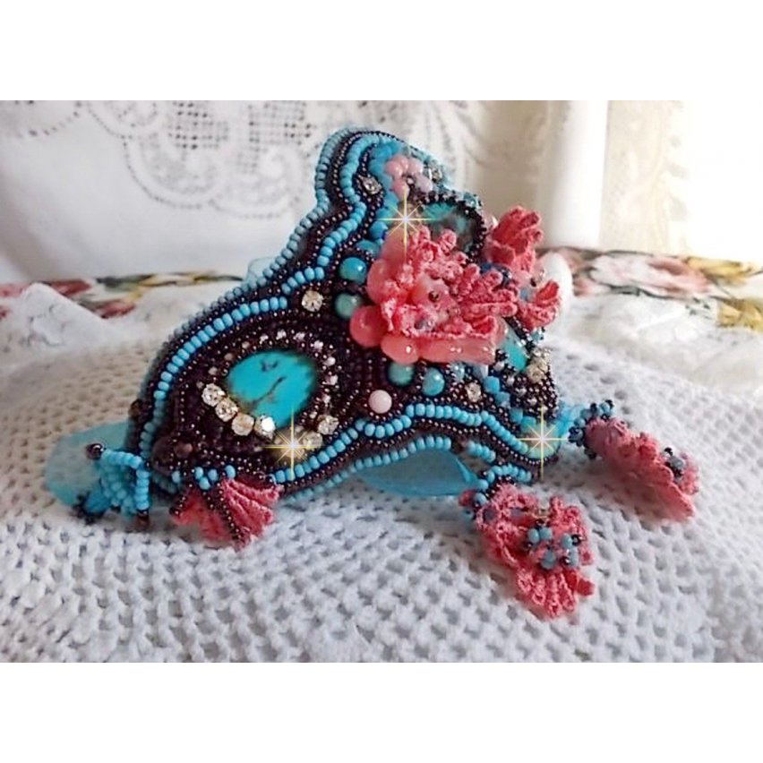Pulseira Naïade Haute-Couture bordada com cabochons turquesa, uma renda rosa muito antiga, pérolas de pedra preciosa: Coral Light e pérolas de semente 