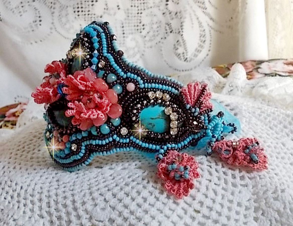 Pulseira Naïade Haute-Couture bordada com cabochons turquesa, uma renda rosa muito antiga, pérolas de pedra preciosa: Coral Light e pérolas de semente 
