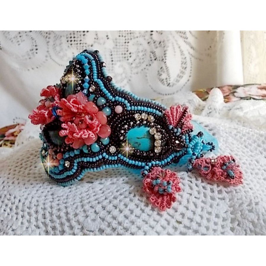 Pulseira Naïade Haute-Couture bordada com cabochons turquesa, uma renda rosa muito antiga, pérolas de pedra preciosa: Coral Light e pérolas de semente 