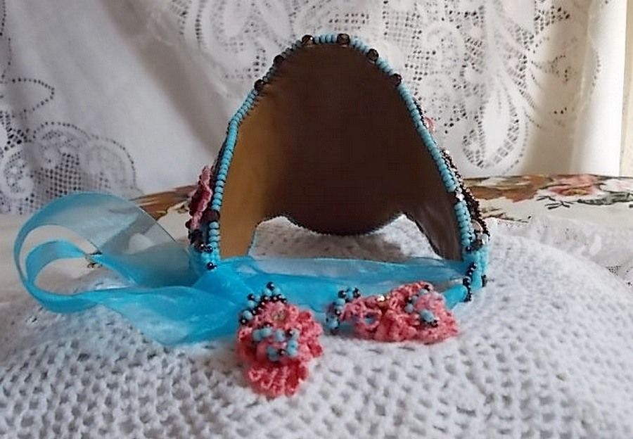 Pulseira Naïade Haute-Couture bordada com cabochons turquesa, uma renda rosa muito antiga, pérolas de pedra preciosa: Coral Light e pérolas de semente 
