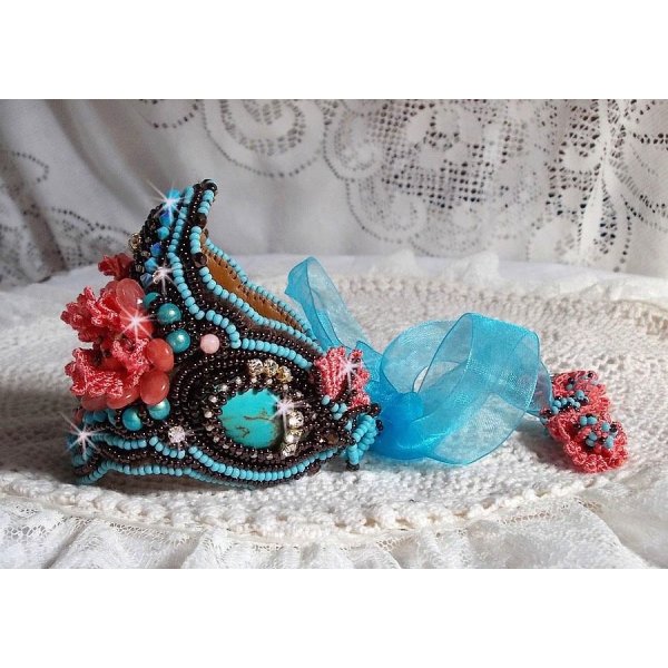 Pulseira Naïade Haute-Couture bordada com cabochons turquesa, uma renda rosa muito antiga, pérolas de pedra preciosa: Coral Light e pérolas de semente 