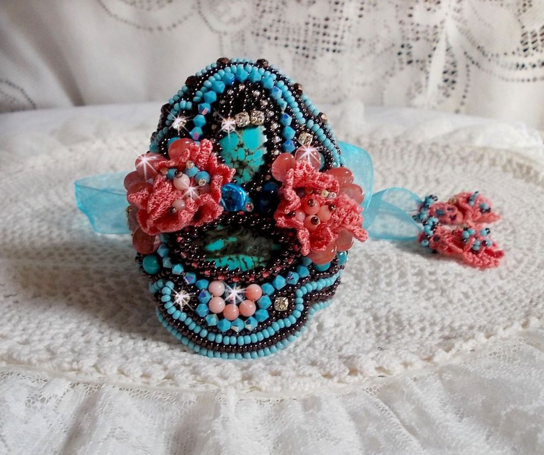 Pulseira Naïade Haute-Couture bordada com cabochons turquesa, uma renda rosa muito antiga, pérolas de pedra preciosa: Coral Light e pérolas de semente 