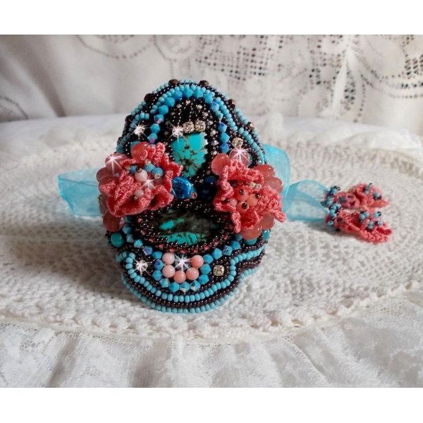 Pulseira Na&iuml;ade Haute-Couture bordada com cabochons turquesa, uma renda rosa muito antiga, p&eacute;rolas de pedra preciosa: Coral Light e p&eacute;rolas de semente 