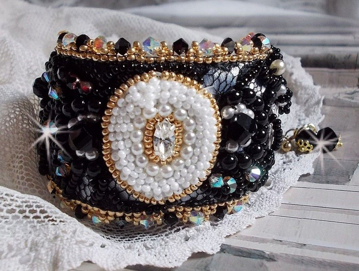 Pulseira Negra Sagrada bordada sobre uma antiga renda negra 