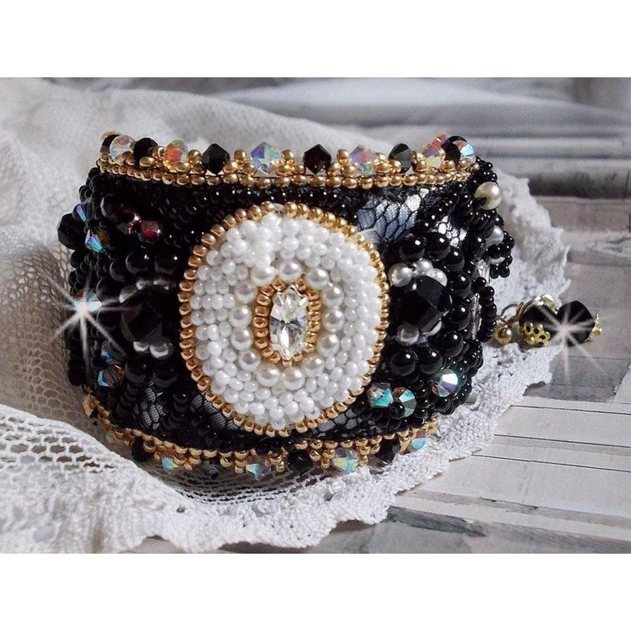 Pulseira Negra Sagrada bordada sobre uma antiga renda negra 