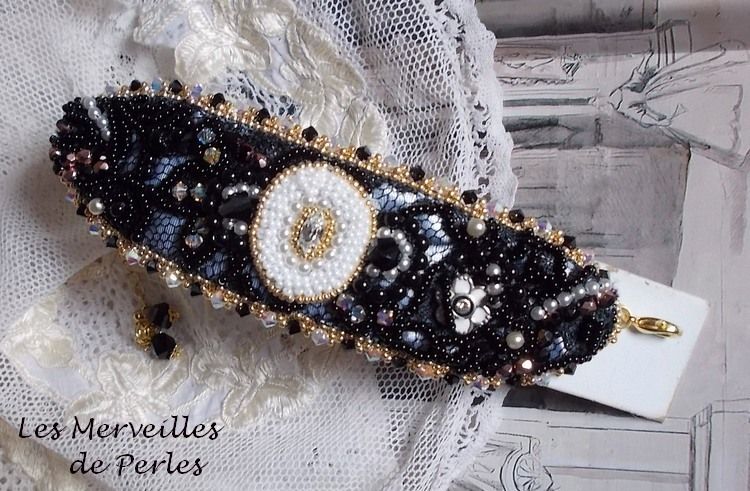 Pulseira Negra Sagrada bordada sobre uma antiga renda negra 