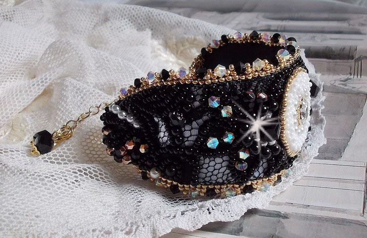 Pulseira Negra Sagrada bordada sobre uma antiga renda negra 
