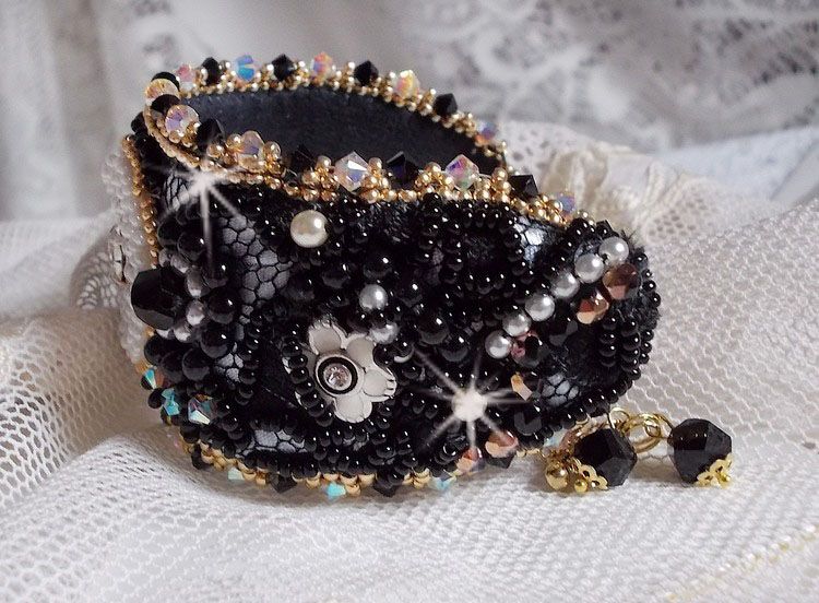 Pulseira Negra Sagrada bordada sobre uma antiga renda negra 
