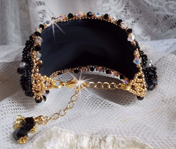 Pulseira Negra Sagrada bordada sobre uma antiga renda negra 
