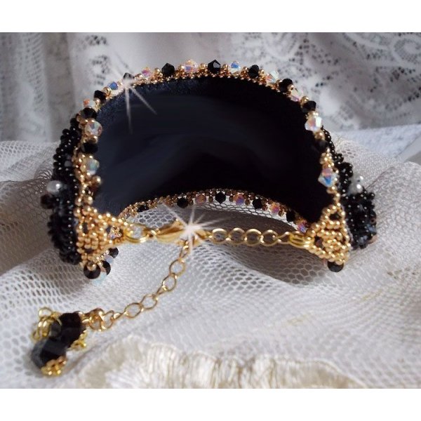 Pulseira Negra Sagrada bordada sobre uma antiga renda negra 