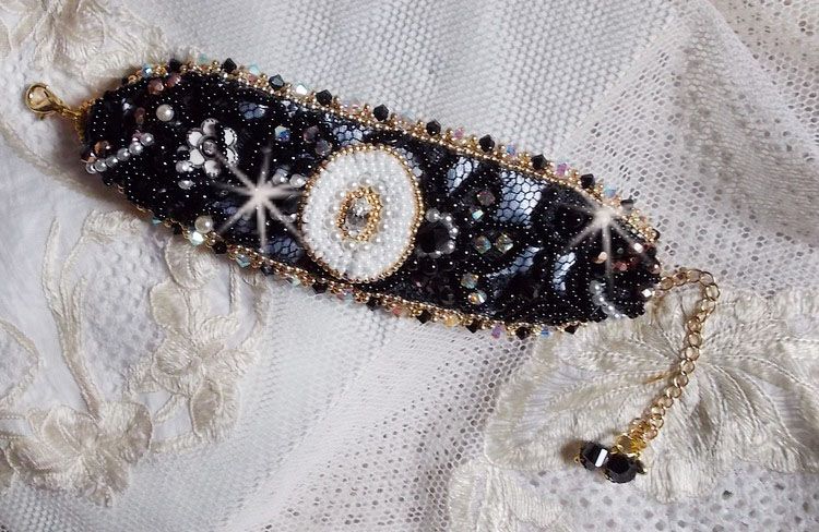 Pulseira Negra Sagrada bordada sobre uma antiga renda negra 