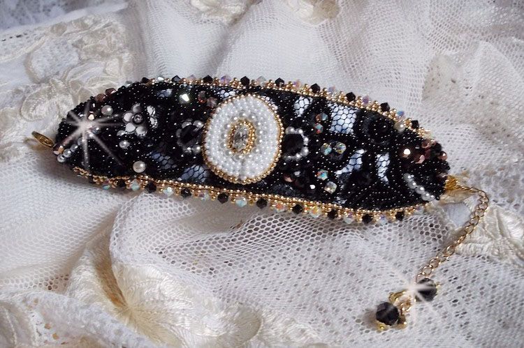 Pulseira Negra Sagrada bordada sobre uma antiga renda negra 