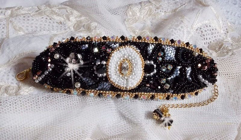 Pulseira Negra Sagrada bordada sobre uma antiga renda negra 