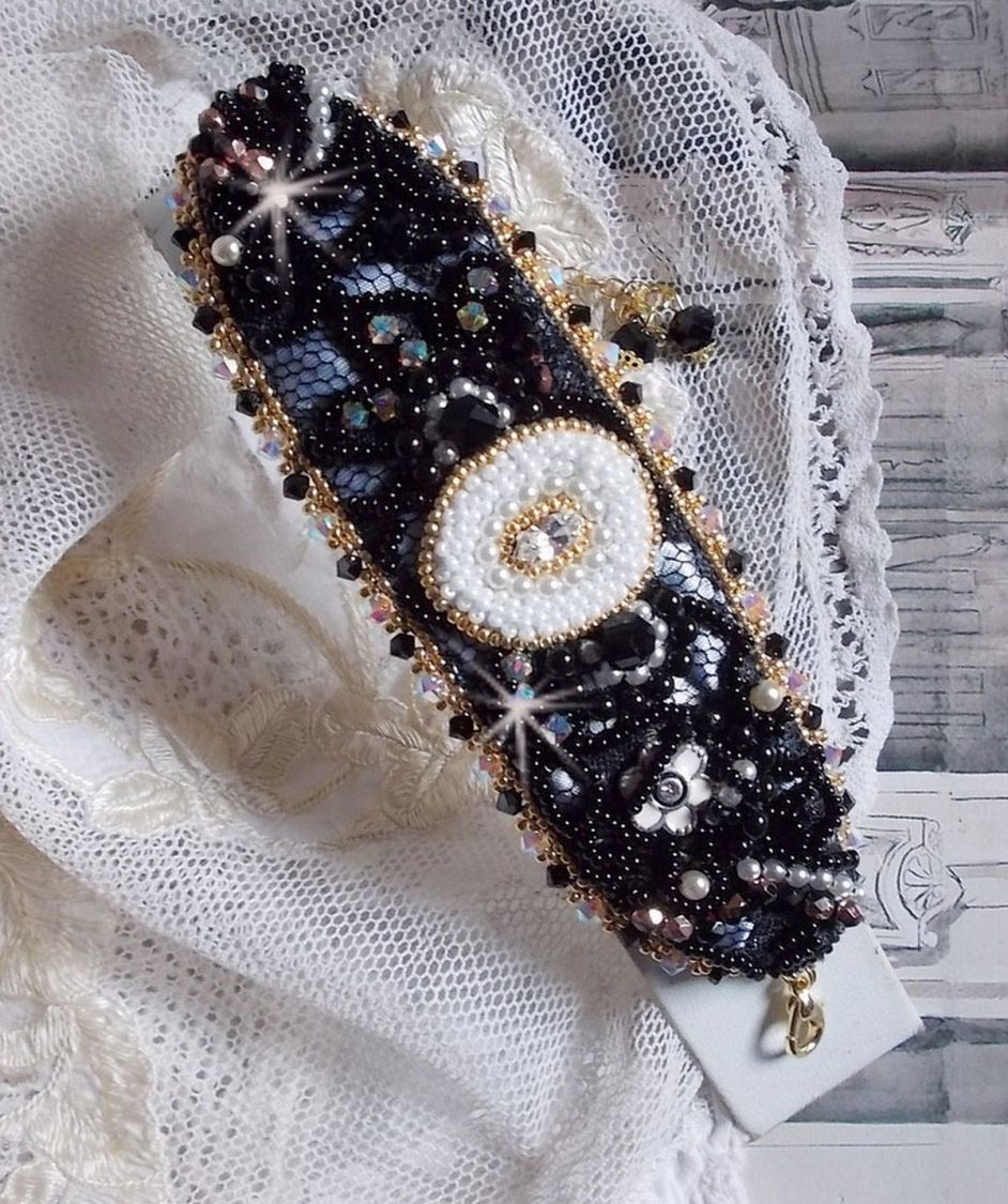 Pulseira Negra Sagrada bordada sobre uma antiga renda negra 