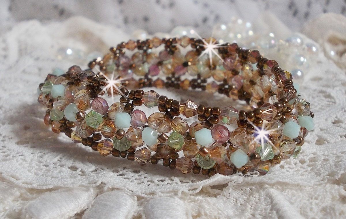 Pulseira de lírio de água, um reflexo verde e dourado com cristais Swarovski e facetas de vidro boémio