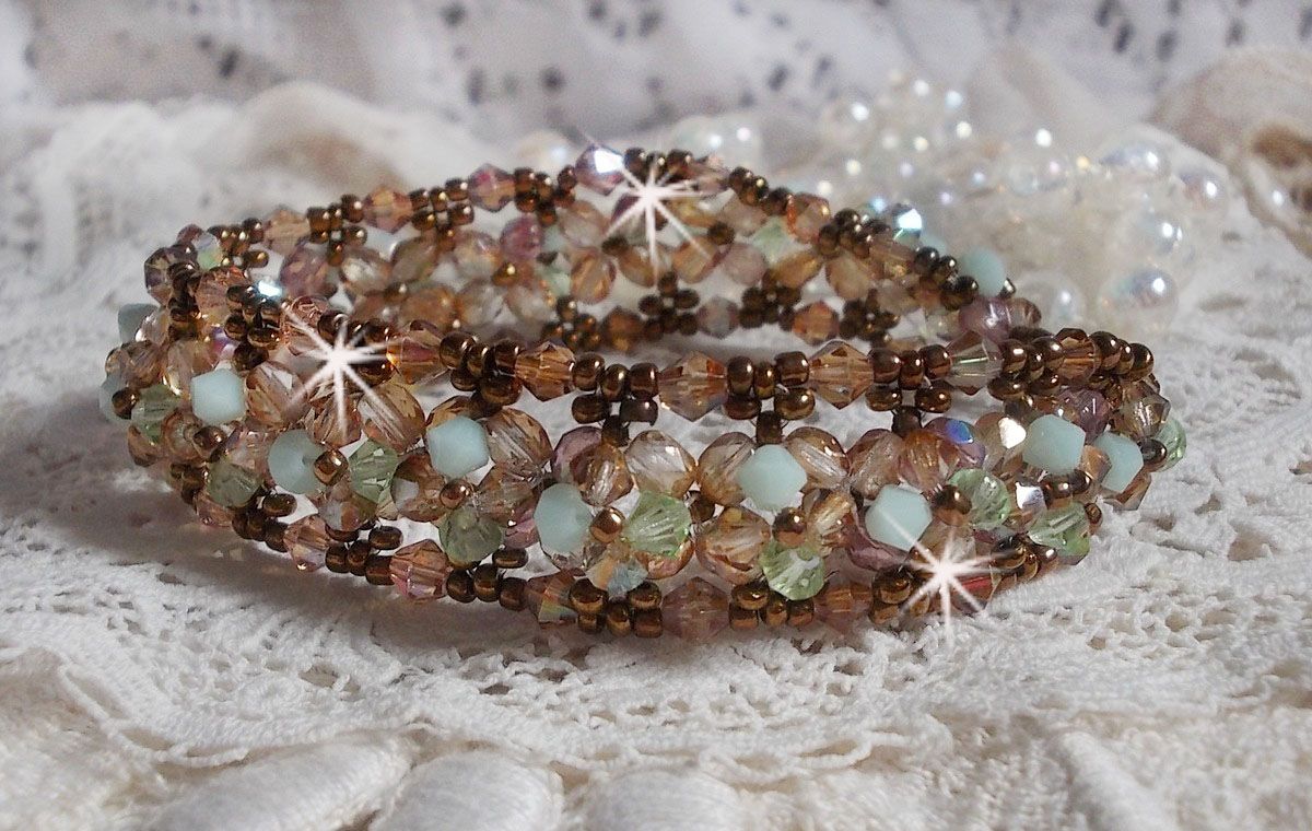Pulseira de lírio de água, um reflexo verde e dourado com cristais Swarovski e facetas de vidro boémio