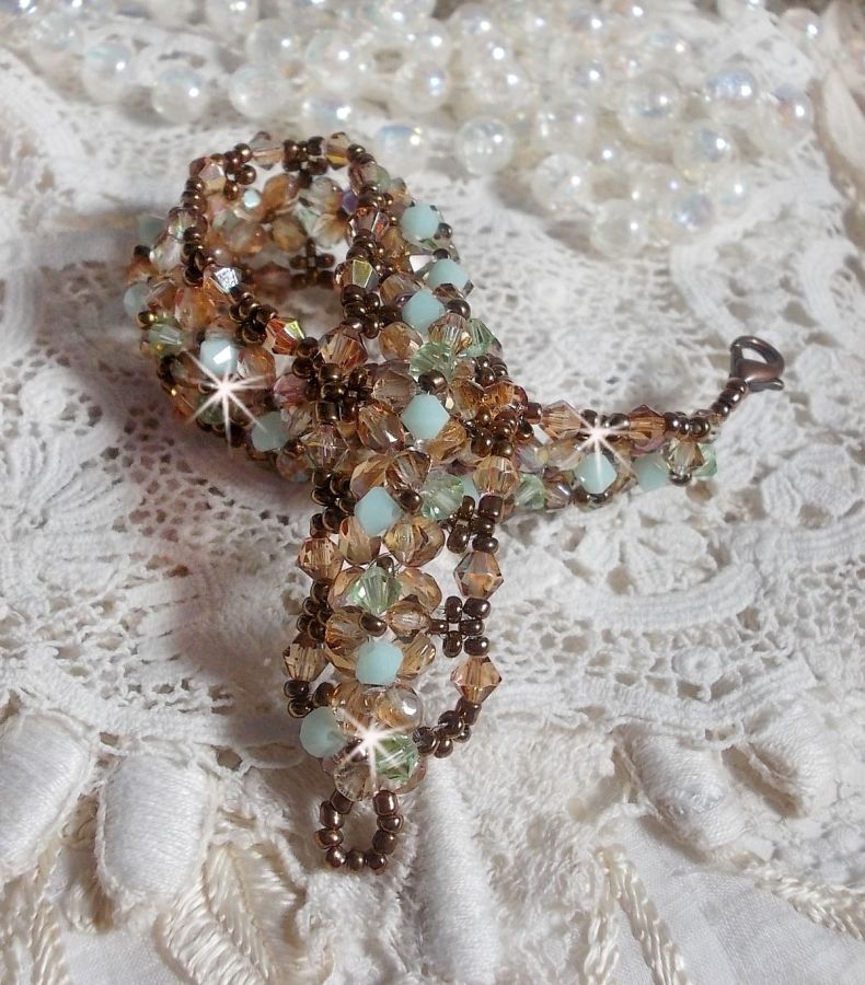 Pulseira de lírio de água, um reflexo verde e dourado com cristais Swarovski e facetas de vidro boémio