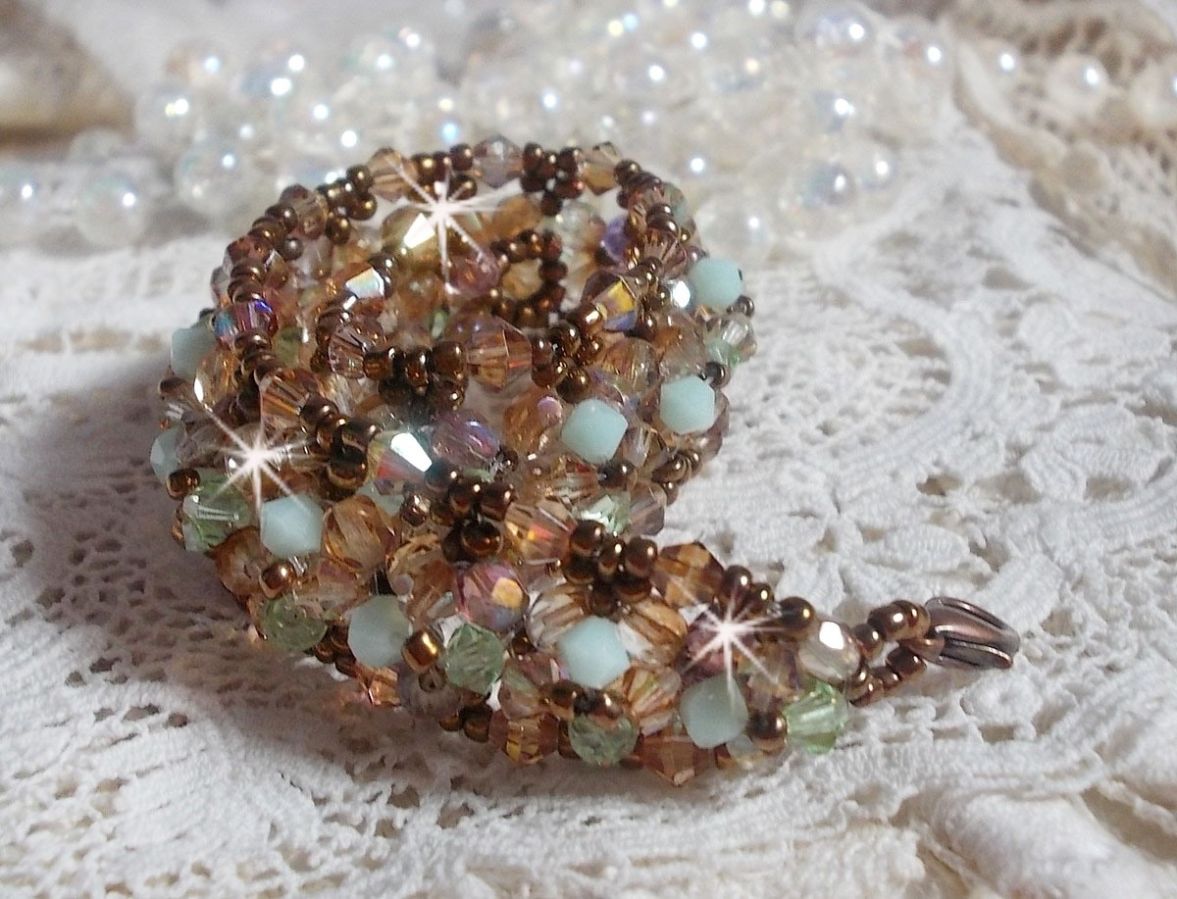 Pulseira de lírio de água, um reflexo verde e dourado com cristais Swarovski e facetas de vidro boémio
